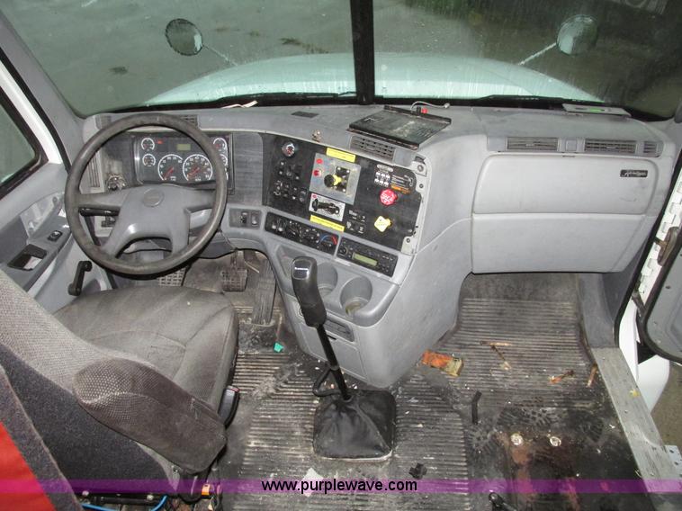 image for item G9985 2005 Freightliner Columbia Heritage edition semi truck