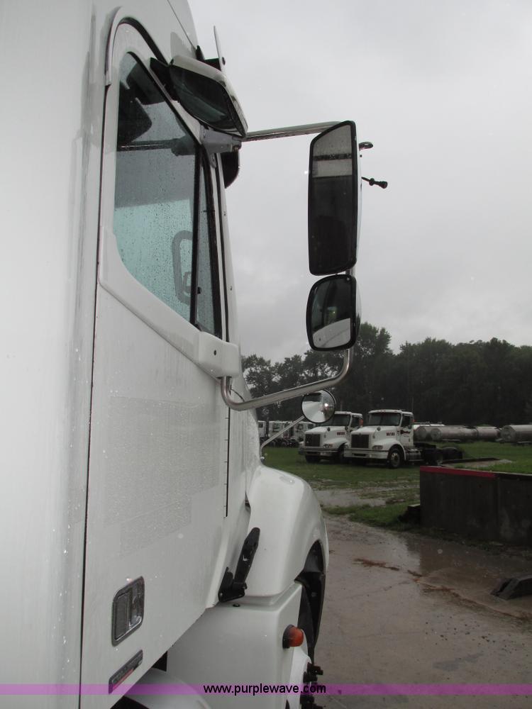 image for item G9985 2005 Freightliner Columbia Heritage edition semi truck