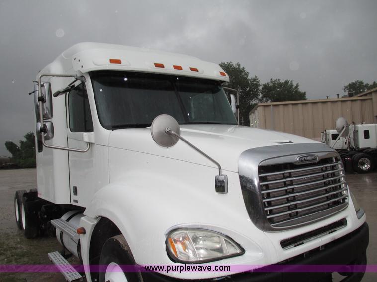 image for item G9985 2005 Freightliner Columbia Heritage edition semi truck