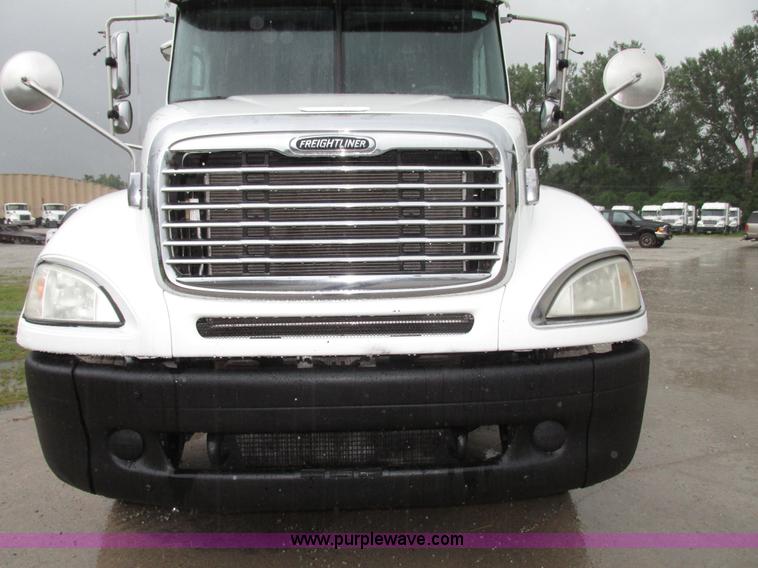 image for item G9985 2005 Freightliner Columbia Heritage edition semi truck