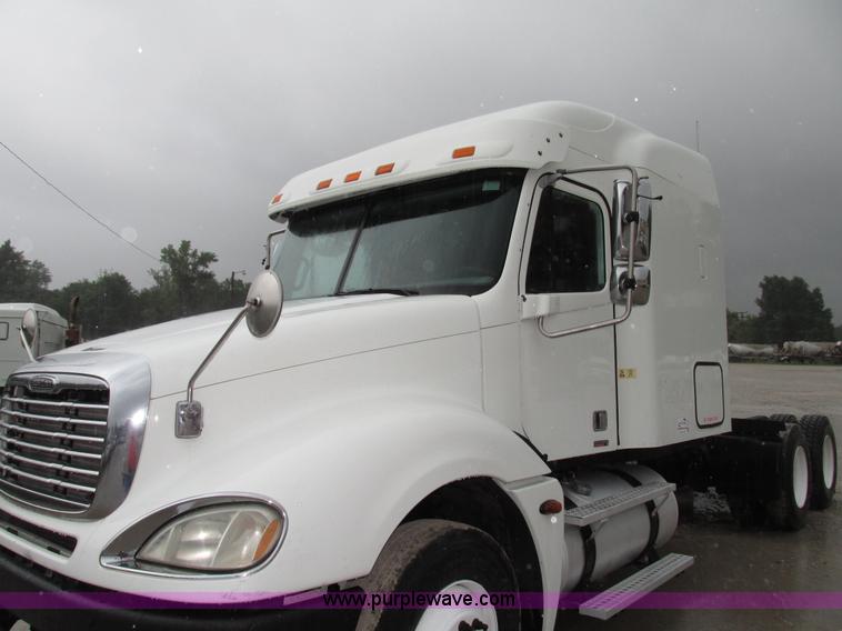 image for item G9985 2005 Freightliner Columbia Heritage edition semi truck