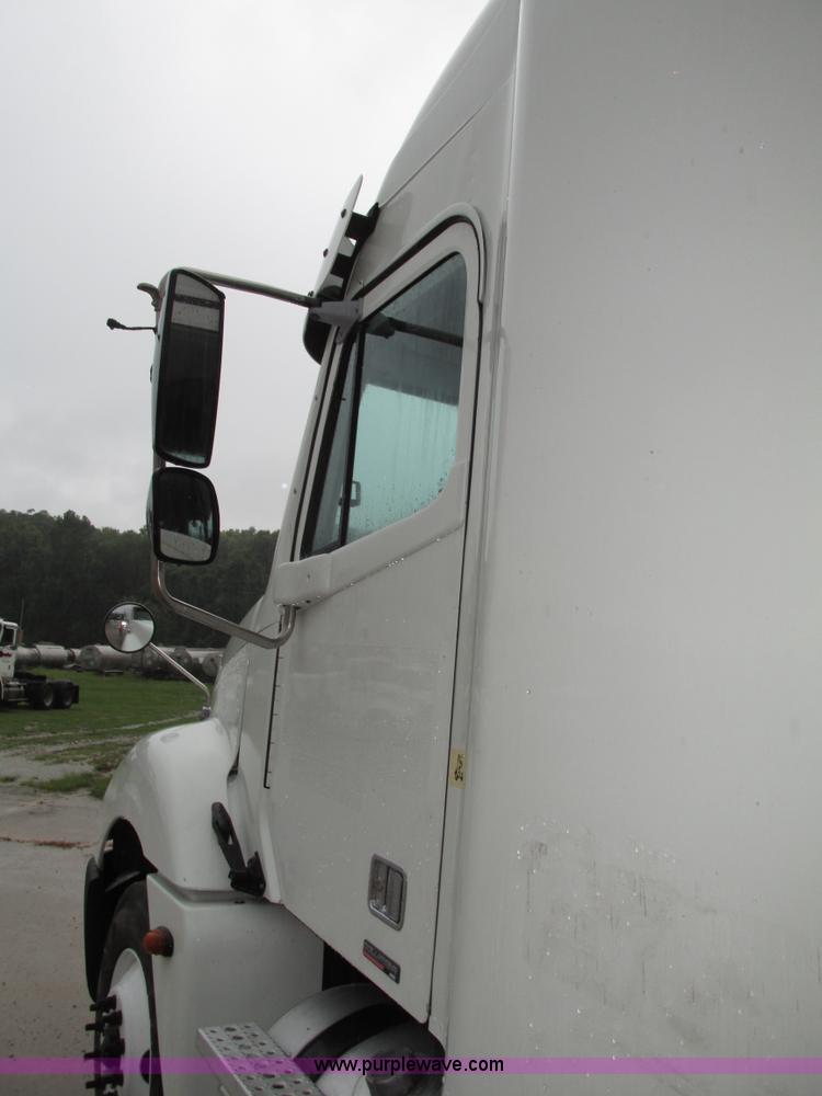 image for item G9985 2005 Freightliner Columbia Heritage edition semi truck