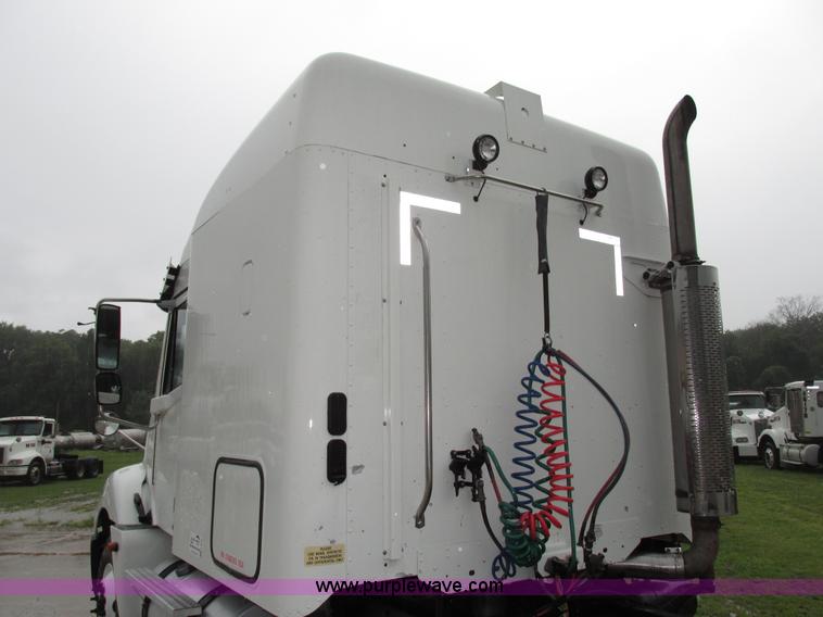 image for item G9985 2005 Freightliner Columbia Heritage edition semi truck