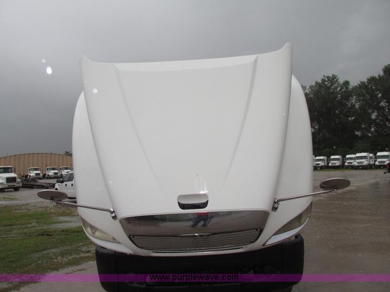 image for item G9985 2005 Freightliner Columbia Heritage edition semi truck