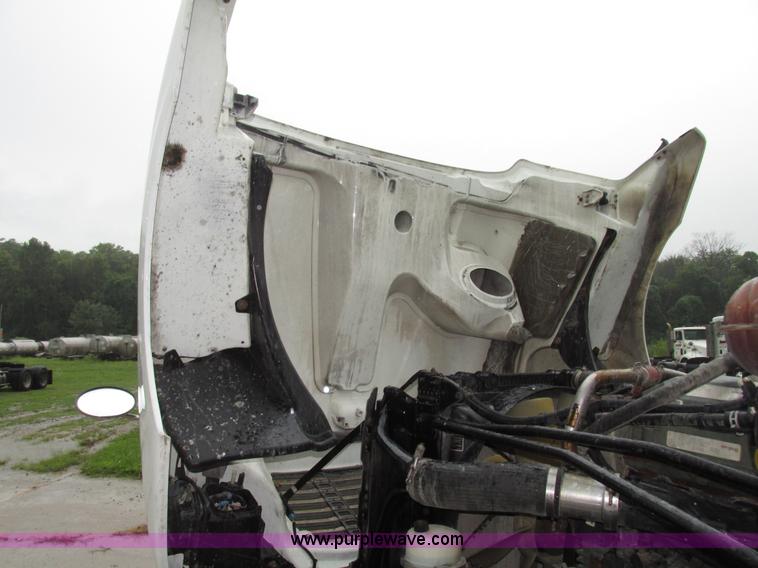 image for item G9985 2005 Freightliner Columbia Heritage edition semi truck