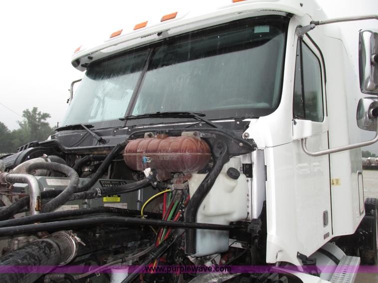 image for item G9985 2005 Freightliner Columbia Heritage edition semi truck