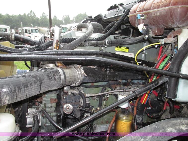 image for item G9985 2005 Freightliner Columbia Heritage edition semi truck