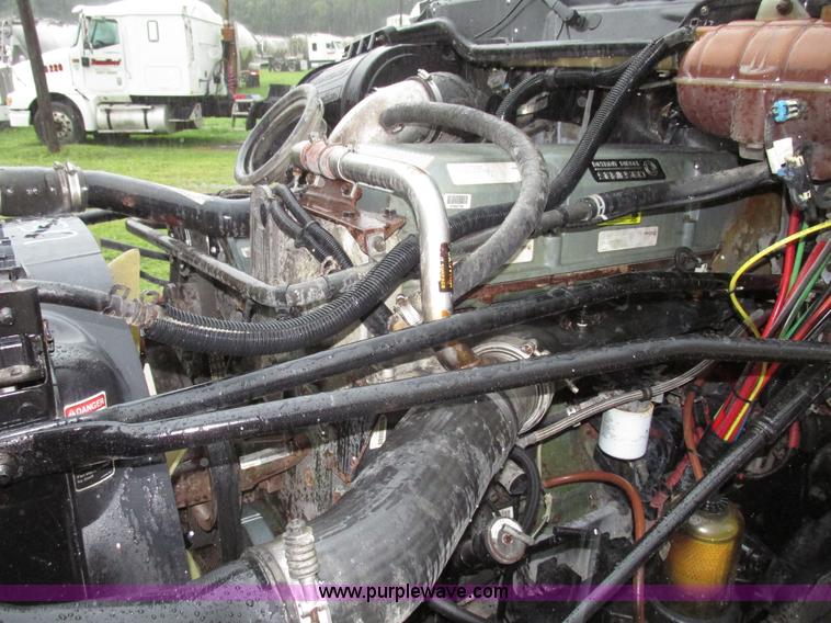 image for item G9985 2005 Freightliner Columbia Heritage edition semi truck