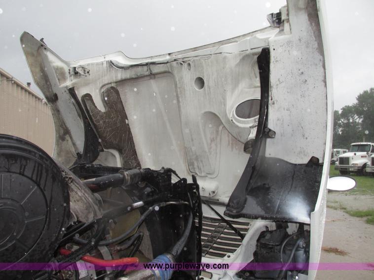 image for item G9985 2005 Freightliner Columbia Heritage edition semi truck