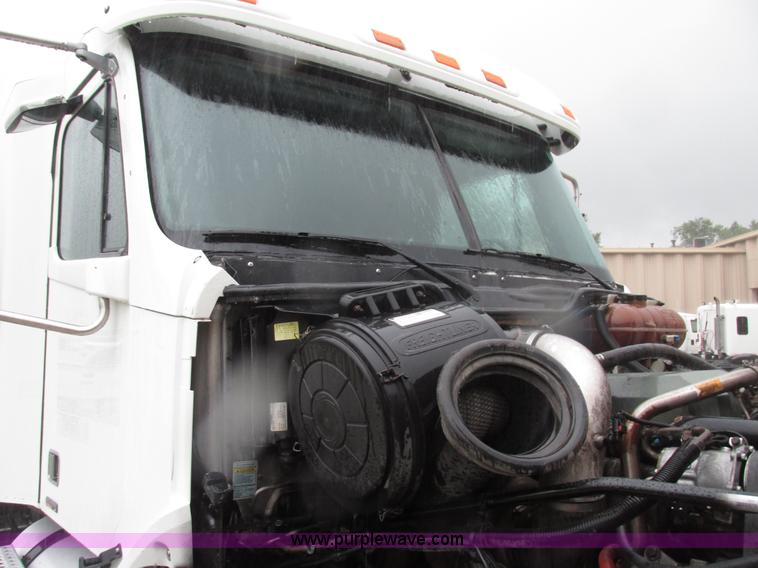 image for item G9985 2005 Freightliner Columbia Heritage edition semi truck