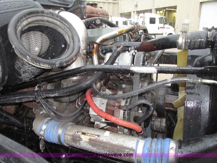 image for item G9985 2005 Freightliner Columbia Heritage edition semi truck