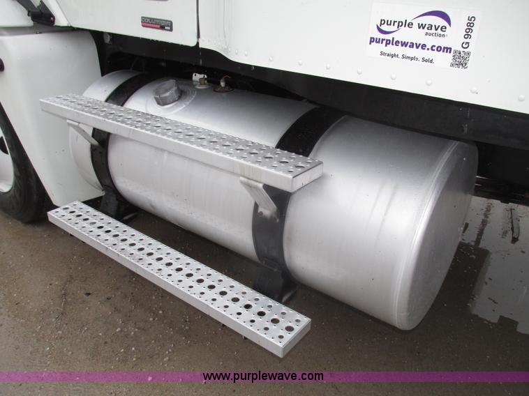 image for item G9985 2005 Freightliner Columbia Heritage edition semi truck