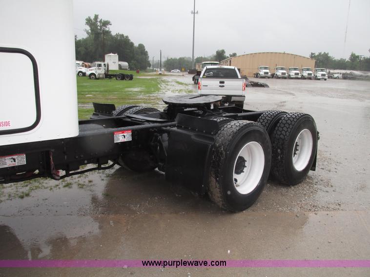 image for item G9985 2005 Freightliner Columbia Heritage edition semi truck