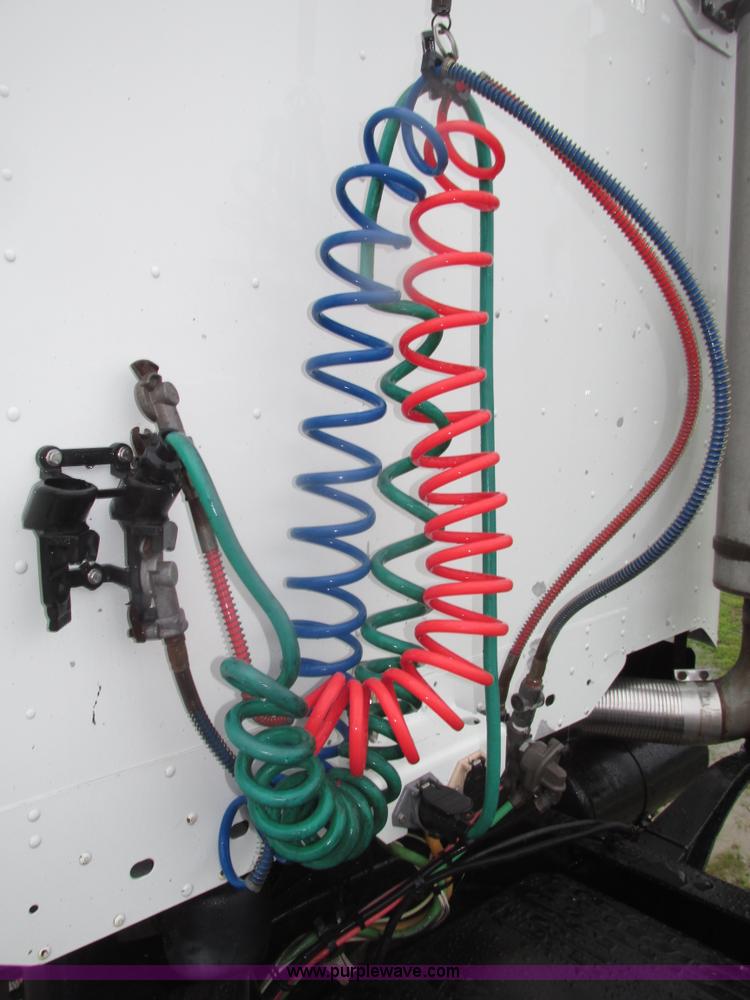 image for item G9985 2005 Freightliner Columbia Heritage edition semi truck