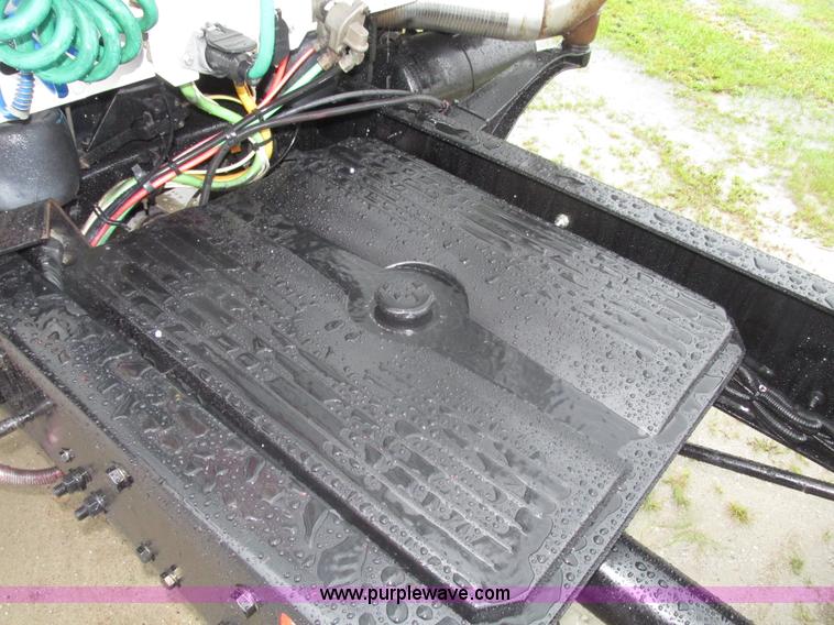 image for item G9985 2005 Freightliner Columbia Heritage edition semi truck