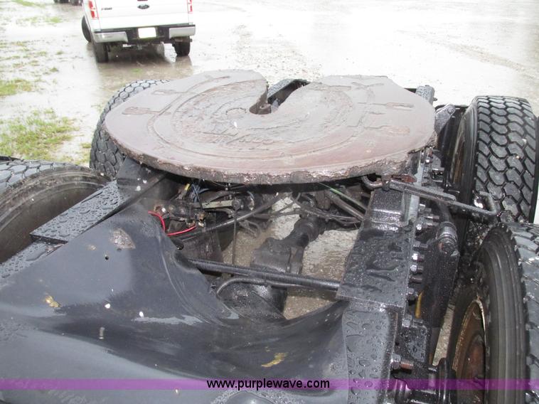 image for item G9985 2005 Freightliner Columbia Heritage edition semi truck