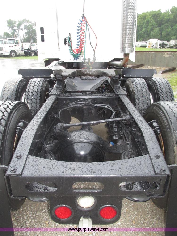 image for item G9985 2005 Freightliner Columbia Heritage edition semi truck