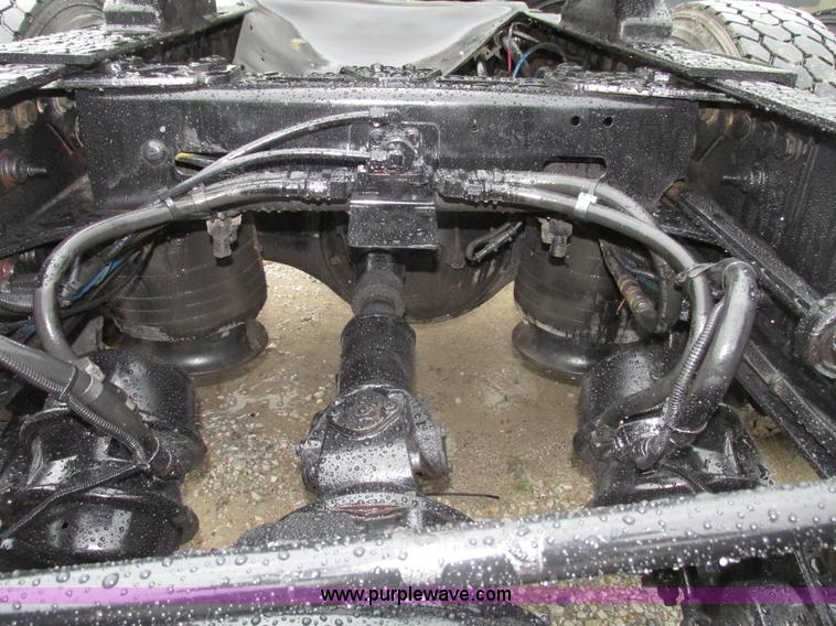 image for item G9985 2005 Freightliner Columbia Heritage edition semi truck