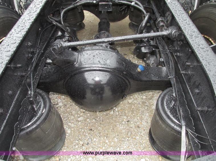 image for item G9985 2005 Freightliner Columbia Heritage edition semi truck