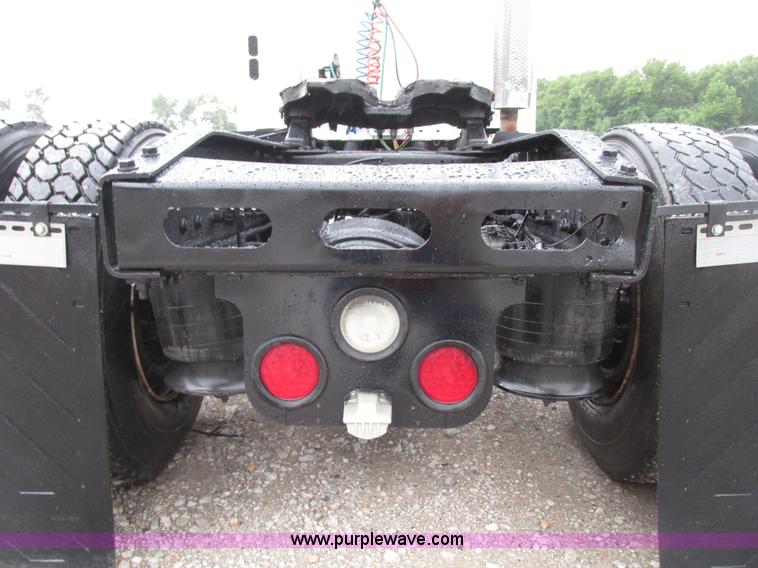 image for item G9985 2005 Freightliner Columbia Heritage edition semi truck