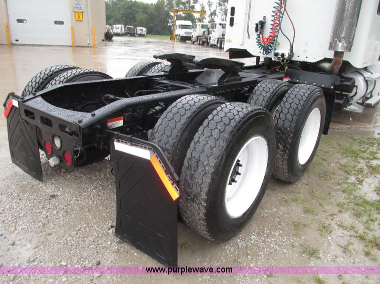 image for item G9985 2005 Freightliner Columbia Heritage edition semi truck