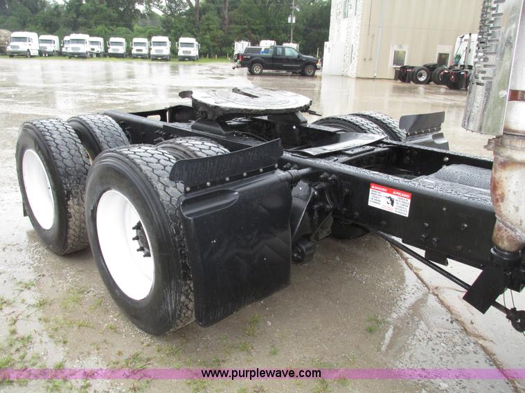 image for item G9985 2005 Freightliner Columbia Heritage edition semi truck