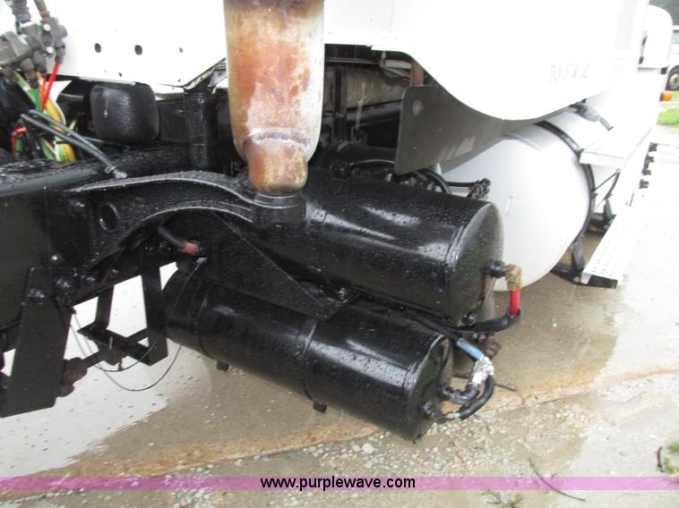 image for item G9985 2005 Freightliner Columbia Heritage edition semi truck