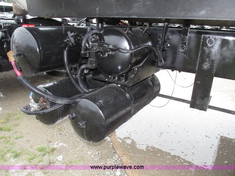 image for item G9985 2005 Freightliner Columbia Heritage edition semi truck