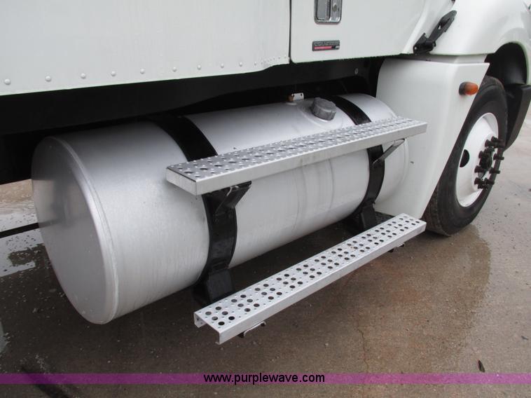 image for item G9985 2005 Freightliner Columbia Heritage edition semi truck