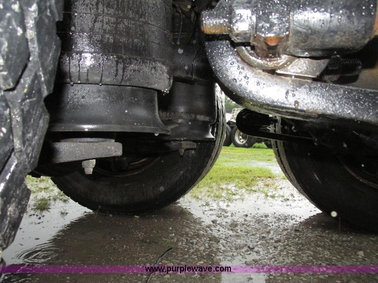 image for item G9985 2005 Freightliner Columbia Heritage edition semi truck