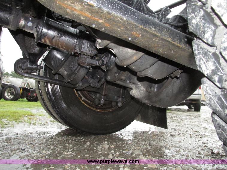 image for item G9985 2005 Freightliner Columbia Heritage edition semi truck