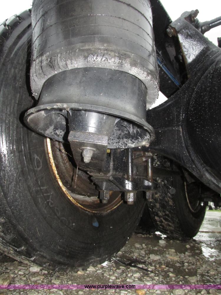 image for item G9985 2005 Freightliner Columbia Heritage edition semi truck