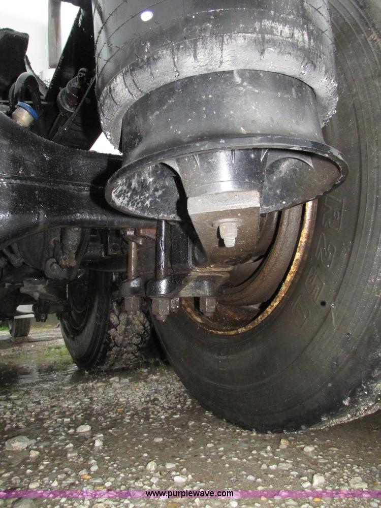 image for item G9985 2005 Freightliner Columbia Heritage edition semi truck