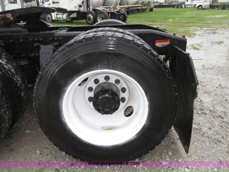 image for item G9985 2005 Freightliner Columbia Heritage edition semi truck