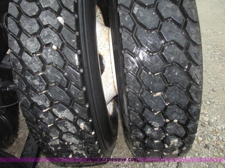 image for item G9985 2005 Freightliner Columbia Heritage edition semi truck