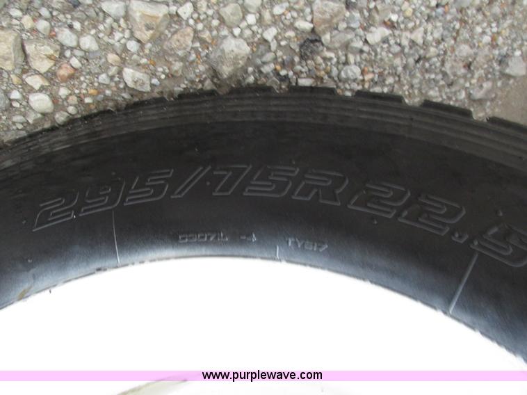 image for item G9985 2005 Freightliner Columbia Heritage edition semi truck