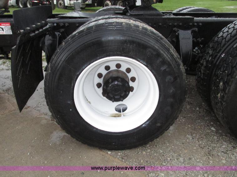 image for item G9985 2005 Freightliner Columbia Heritage edition semi truck