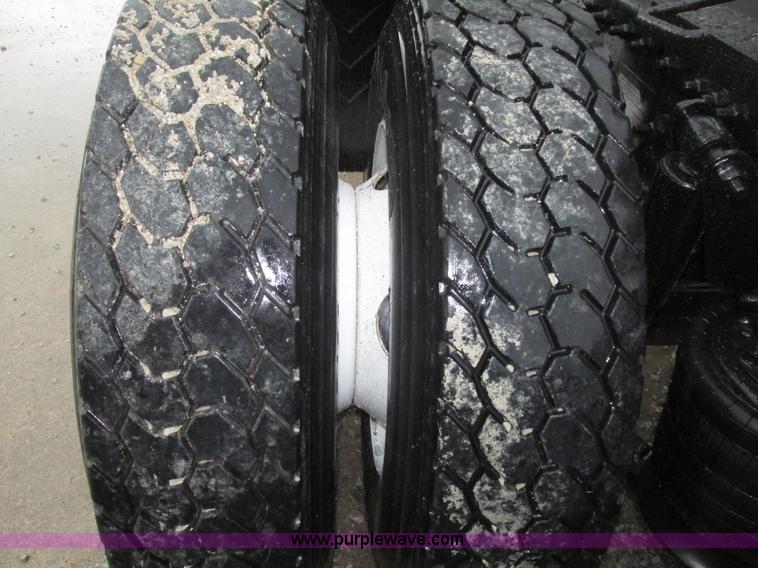 image for item G9985 2005 Freightliner Columbia Heritage edition semi truck