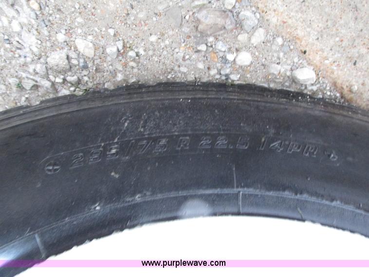 image for item G9985 2005 Freightliner Columbia Heritage edition semi truck