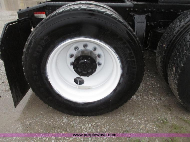 image for item G9985 2005 Freightliner Columbia Heritage edition semi truck