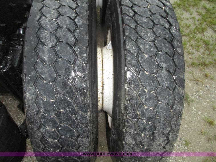 image for item G9985 2005 Freightliner Columbia Heritage edition semi truck