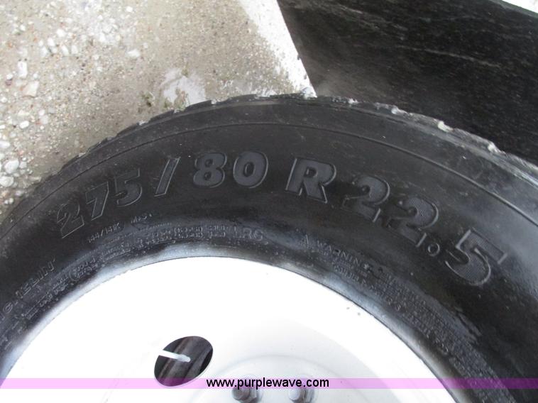 image for item G9985 2005 Freightliner Columbia Heritage edition semi truck