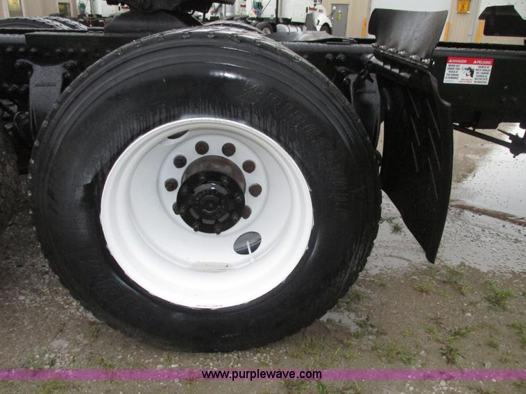 image for item G9985 2005 Freightliner Columbia Heritage edition semi truck