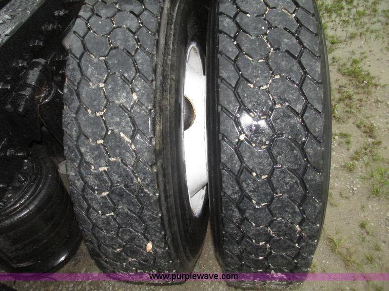 image for item G9985 2005 Freightliner Columbia Heritage edition semi truck