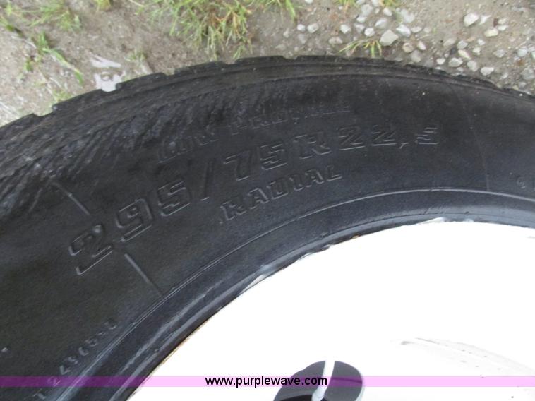 image for item G9985 2005 Freightliner Columbia Heritage edition semi truck