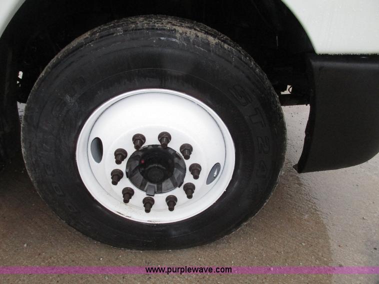 image for item G9985 2005 Freightliner Columbia Heritage edition semi truck