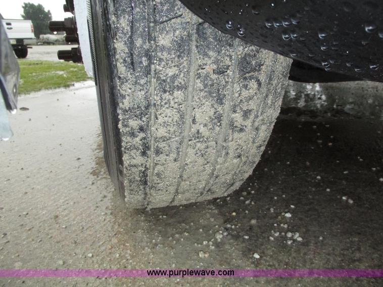 image for item G9985 2005 Freightliner Columbia Heritage edition semi truck