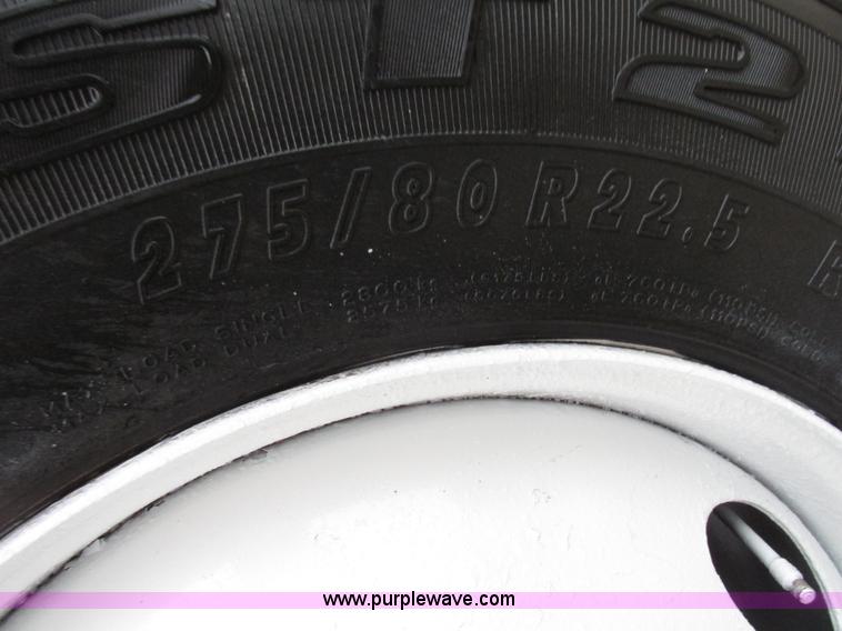 image for item G9985 2005 Freightliner Columbia Heritage edition semi truck