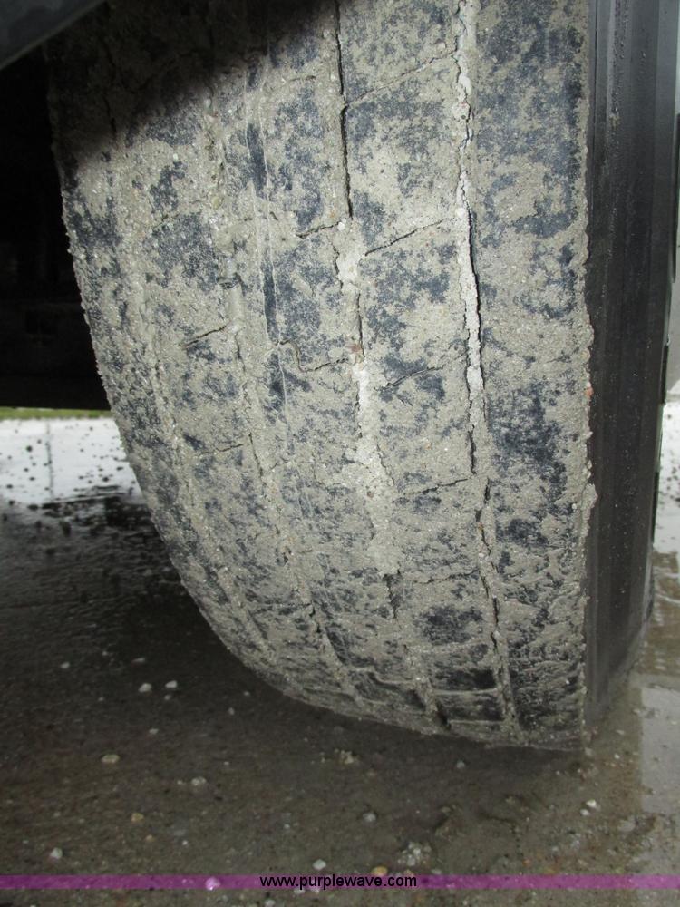 image for item G9985 2005 Freightliner Columbia Heritage edition semi truck