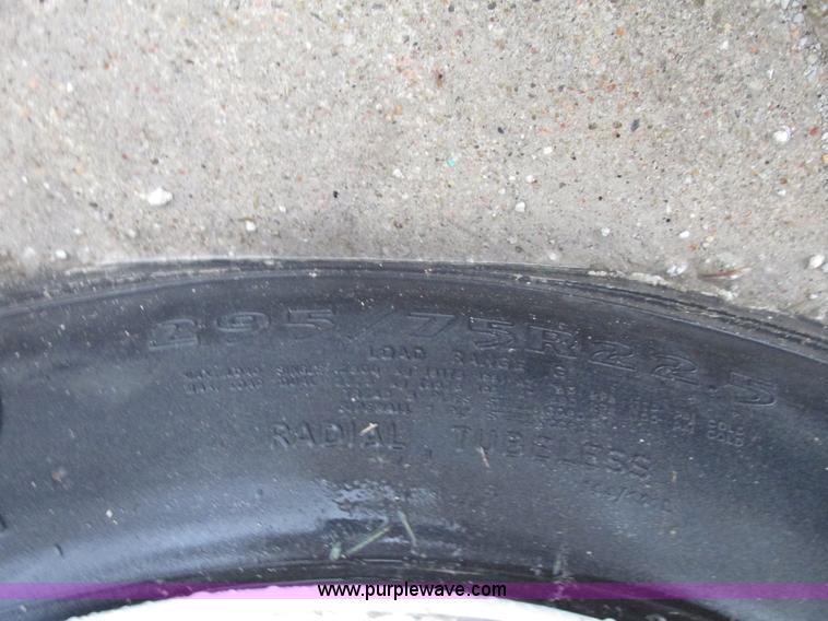 image for item G9985 2005 Freightliner Columbia Heritage edition semi truck